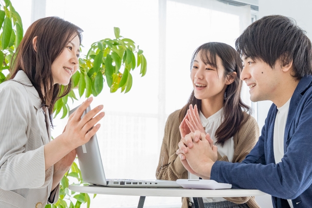 客と話すビジネスウーマン